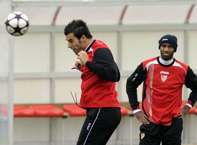 Negredo, Kanouté y Perotti (de izquierda a derecha), en el entrenamiento de ayer.