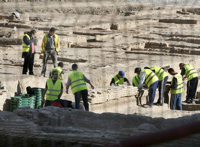 Varios operarios trabajan en desmontar el denominado  Palacio 1,  de la excavación del jardín de San Esteban de Murcia.