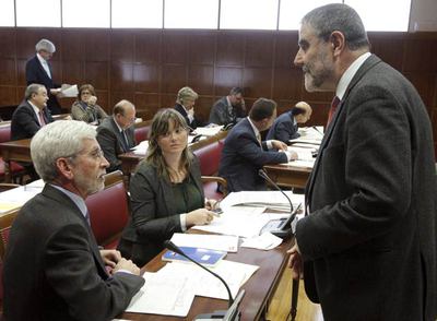 De izquierda a derecha, Joan Lerma y Yolanda Vicente (PSOE) y Ramón Aleu (PSC), ayer en el Senado.