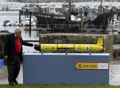 El robot submarino,  en el puerto de Baiona tras su llegada, delante de una réplica de  La Niña .