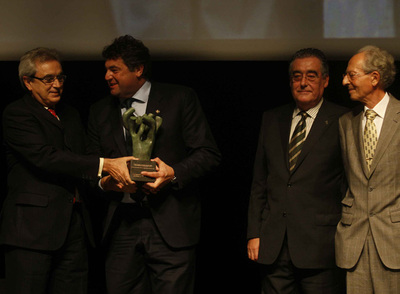 Patxi López entregó la distinción al presidente de la Federación, Tomás Sánchez, primero a la izquierda junto a otros miembros de la junta.