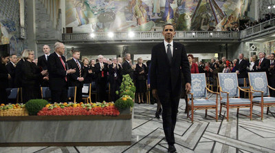 Barack Obama se dispone a pronunciar el discurso de aceptación del Premio Nobel de la Paz, ayer en el Ayuntamiento de Oslo.