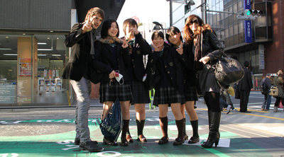 Los actores de  El internado  Yon González y Marta Torné con un grupo de adolescentes en Tokio.
