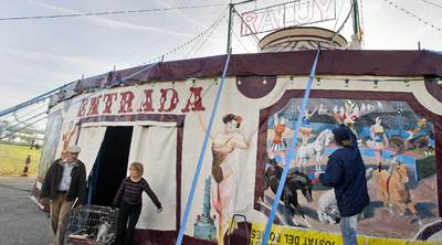 Últimos preparativos de la nueva carpa del Circ Raluy en el Moll de la Fusta de Barcelona.
