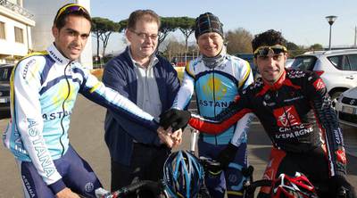 Contador, Sanquer,  manager  del Astana, Vinokúrov y Pereiro en Pisa.