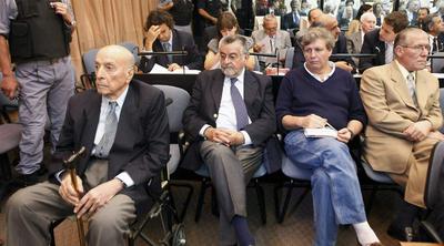 Alfredo Astiz, el  Ángel Rubio  (segundo por la derecha), durante el juicio de ayer en Buenos Aires.