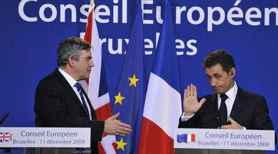 El primer ministro británico, Gordon Brown, y el presidente de Francia, Nicolas Sarkozy, tras la reunión del Consejo Europeo, en Bruselas.