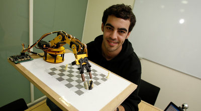 Luis Márquez, con su robot  Chesso , en un aula de la Universidad San Pablo CEU en Boadilla.