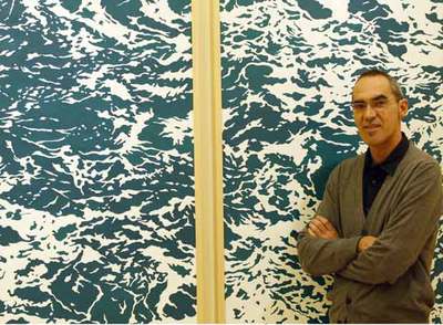Tomás Ondarra, junto a una de las obras de la exposición  La mar de mares. rn El lago de los cisnes  se representa en Bilbao.