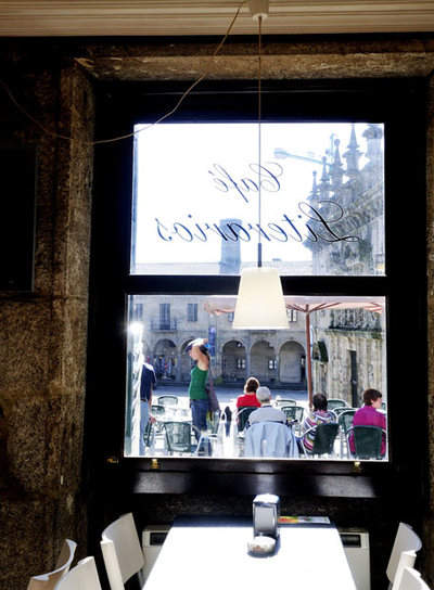 Vista de la plaza de la Quintana desde el café Literarios, en Santiago de Compostela.