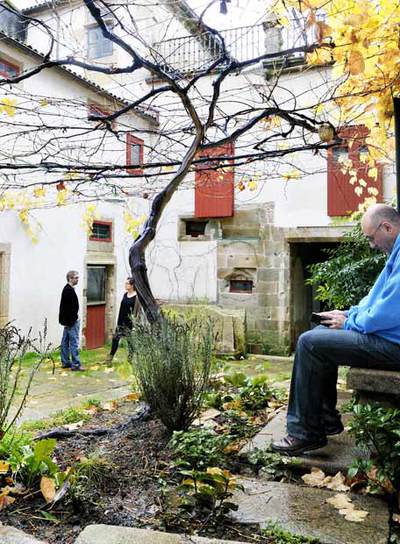 La parra del patio de la recién remodelada Casa del Deán de Santiago de Compostela.rn	rnEl  jazzman  con pasamontañas.