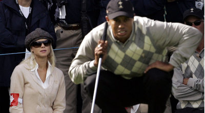 Tiger Woods estudia la caída de un  green  durante la Copa Ryder de 2006, en Irlanda, en la que Europa derrotó a Estados Unidos.