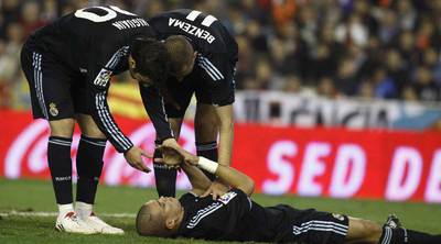Higuaín y Benzema atienden a Pepe en el momento de lesionarse.