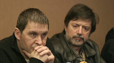 Los dirigentes de Batasuna Arnaldo Otegi (izquierda) y Rafael Díez Usabiaga, en una conferencia de prensa en San Sebastián, en 2006, un día antes de comparecer ante la Audiencia Nacional por su presunta responsabilidad por actos violentos en Navarra y Euskadi.