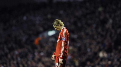 Torres, cabizbajo tras un gol del Arsenal, durante el partido de ayer.