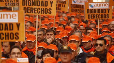 Militares con la camiseta de AUME concentrados ayer frente al Ministerio de Defensa.