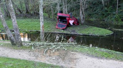 Una mujer sale ilesa tras un aparatoso accidente