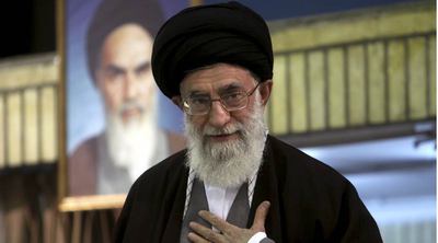 El líder supremo iraní, Ali Jameneí. Al fondo, un retrato de Jomeini.