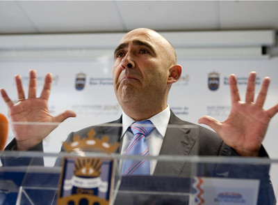 De Bernardo posaba frente a las cámaras con las manos en alto durante su comparecencia de ayer.