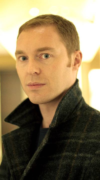 El modisto Stuart Vevers, ayer, en la tienda de Loewe de Valencia.