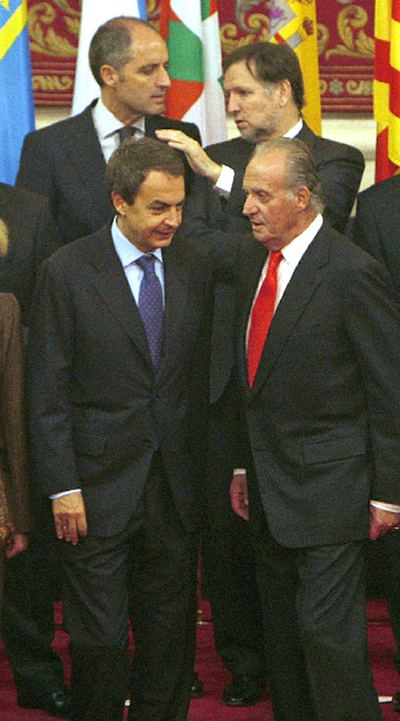 El Rey conversa con Rodríguez Zapatero, delante de Francisco Camps y Marcelino Iglesias.