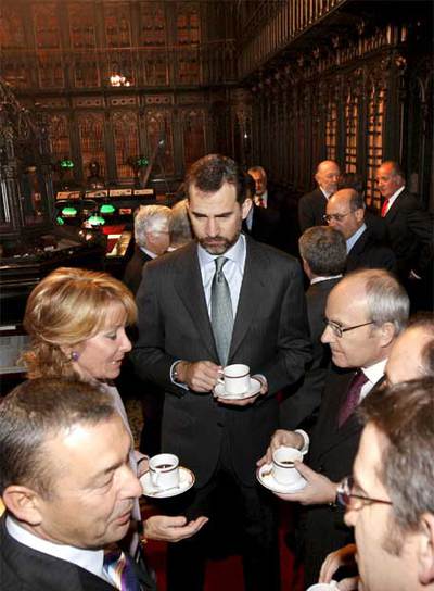 El príncipe de Asturias toma café con los presidentes autonómicos Esperanza Aguirre (Madrid), José Montilla (Cataluña), Paulino Rivero (Canarias) y Alberto Núñez Feijóo (Galicia). Al fondo, el rey Juan Carlos.rn  pool