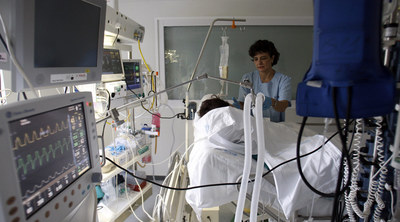 Un paciente con necrólisis epidérmica en la Unidad de Quemados del hospital La Paz (Madrid).