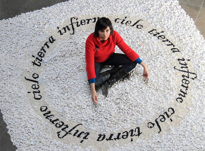 La artista costarricense Lucía Madriz posa en su obra   Aquí,   que forma parte de la Bienal Internacional de Arte Efímero de Granada.