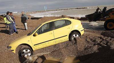 El temporal arrastró coches y sepultó bajo un manto de arena el paseo marítimo de Almassora en Castellón.