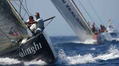 El  Alinghi , durante la competición de 2007, supera al  New Zealand .