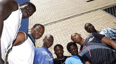 Grupo de subsaharianos que han cumplido los 18 sin tener  papeles  en Madrid.