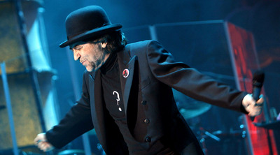 El cantante y compositor Joaquín Sabina, durante su actuación de anoche en el Palacio de Deportes de Madrid.