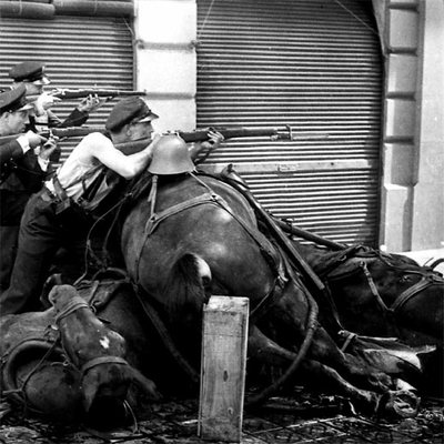 Guardias de asalto en la calle Diputació,  de Agustí Centelles.