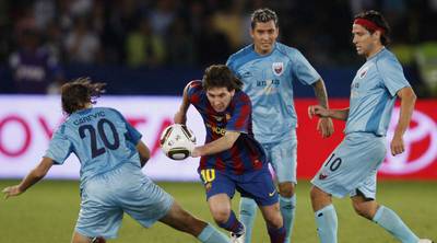 Messi se escapa del marcaje de tres jugadores del Atlante.