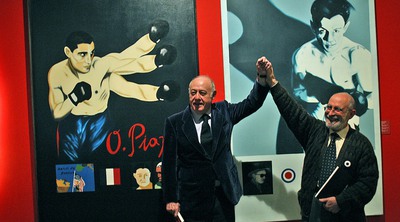 Eduardo Arroyo y el director del Muvim, Romà de la Calle, en la exposición  Boxeo y literatura .