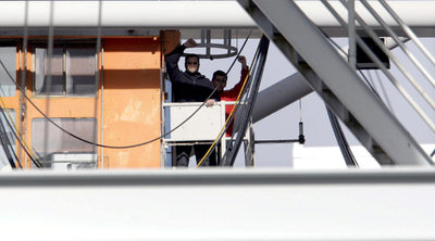 Cuatro despedidos inician una huelga de hambre en una grúa