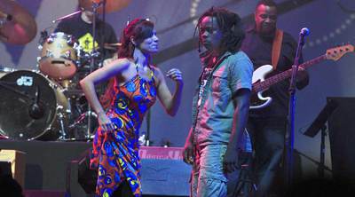 La israelí Tal Ben Ari  Tula  y el congoleño Jason Tamba, integrantes de Playing for Change.