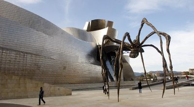 Una panorámica del Museo Guggenheim Bilbao, ayer, con la escultura   Mamá,   de Louise Bourgeois en su exterior.