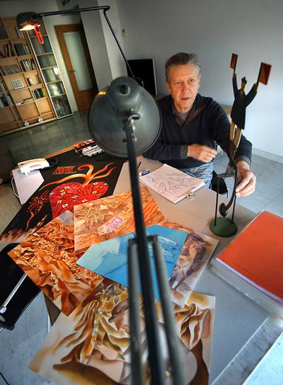 Miguel Calatayud trabaja rodeado de 