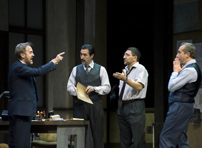 Carlos Hipólito, Ginés García, Andrés Herrera y Gonzalo Castro (de izquierda a derecha), en  Glengarry Glen   Ross , de David Mamet, dirigida por Daniel Veronese.