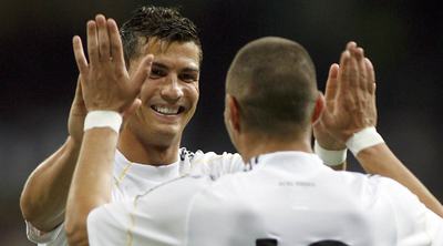 Cristiano felicita a Benzema tras un gol.