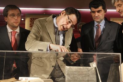 El vicepresidente de la Comunidad, Ignacio González, examina la  cápsula del tiempo  encontrada en la estatua de Cervantes.