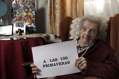 Luisa Paniagua se puso un collar y unos pendientes verdes para posar para el fotógrafo en la residencia.