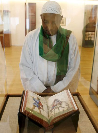 Un asistente a la exposición del Congreso Internacional Los Moriscos de Granada.