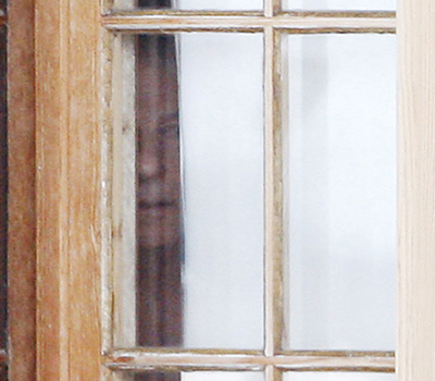 Roman Polanski mira a través de la ventana de su chalet, en la estación de Gstaad, en Suiza, el 5 de diciembre de 2009.