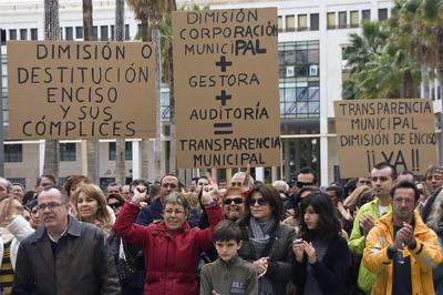 Vecinos de El Ejido en la concentración celebrada ayer en la Plaza Mayor.