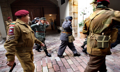 BRITÁNICOS CONTRA NAZIS EN LA CALLE DE CABALLEROS