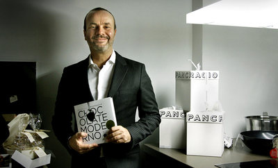 El economista Pedro Álvarez exhibe un ejemplar de su libro de recetas 'Chocolate moderno'.