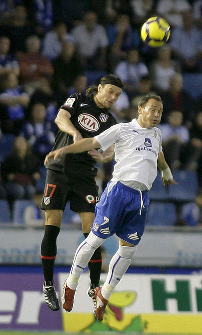 Ujfalusi despeja de cabeza superando a Nino.