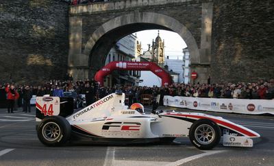 José Alonso Liste conduce su Fórmula 2 durante una exhibición por las calles de Lugo el pasado 13 de diciembre.